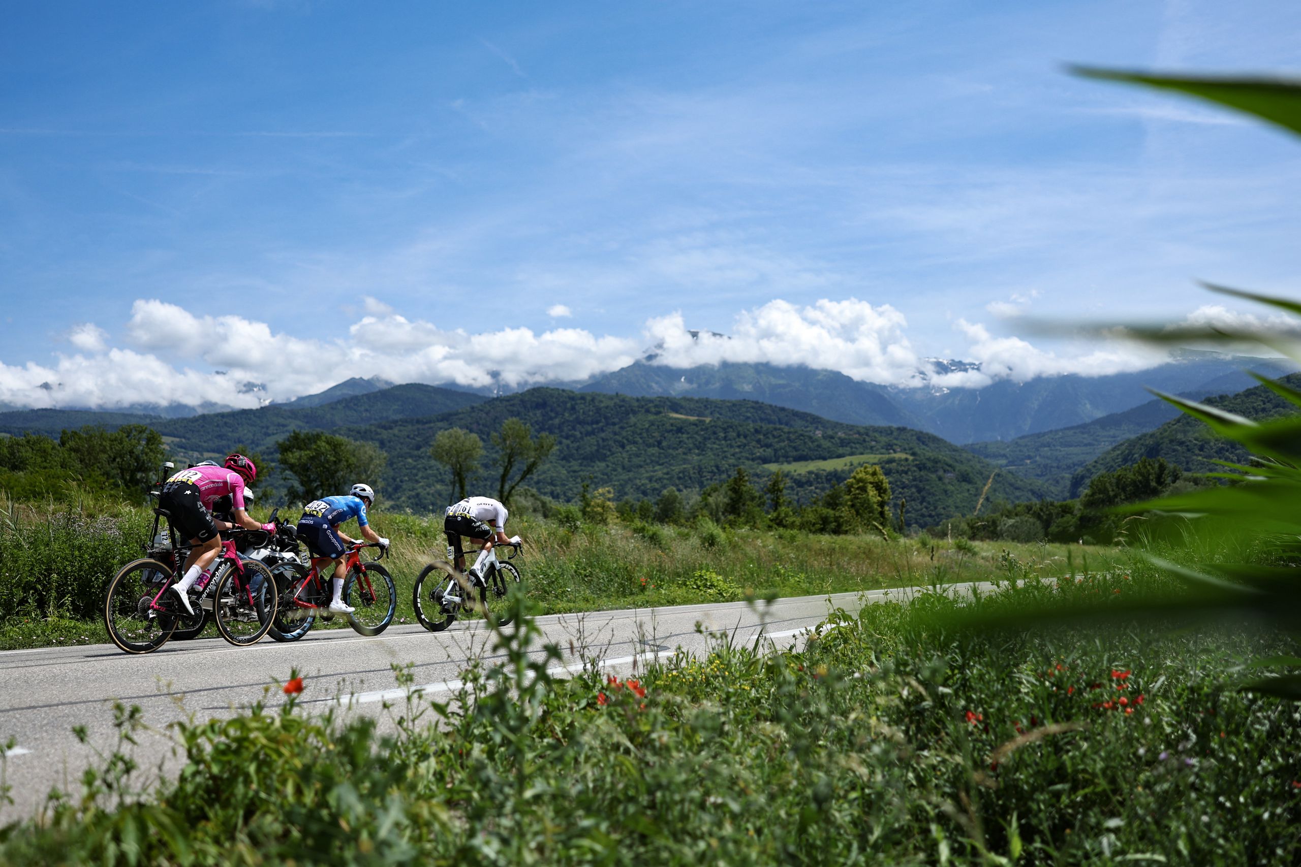 Critérium du Dauphiné - المرحلة الثانية من جولة Auvergne-Rhône-Alpes LIVE - أطول مرحلة في السباق تأخذ مسارًا متموجًا