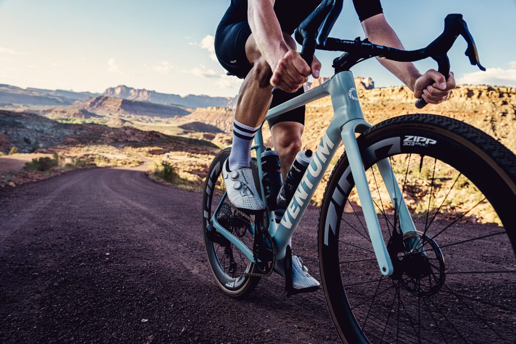 Zipp 303 XPLR S vs SW - ما هي مجموعة عجلات الحصى التي تسود للمغامرة والسباق؟