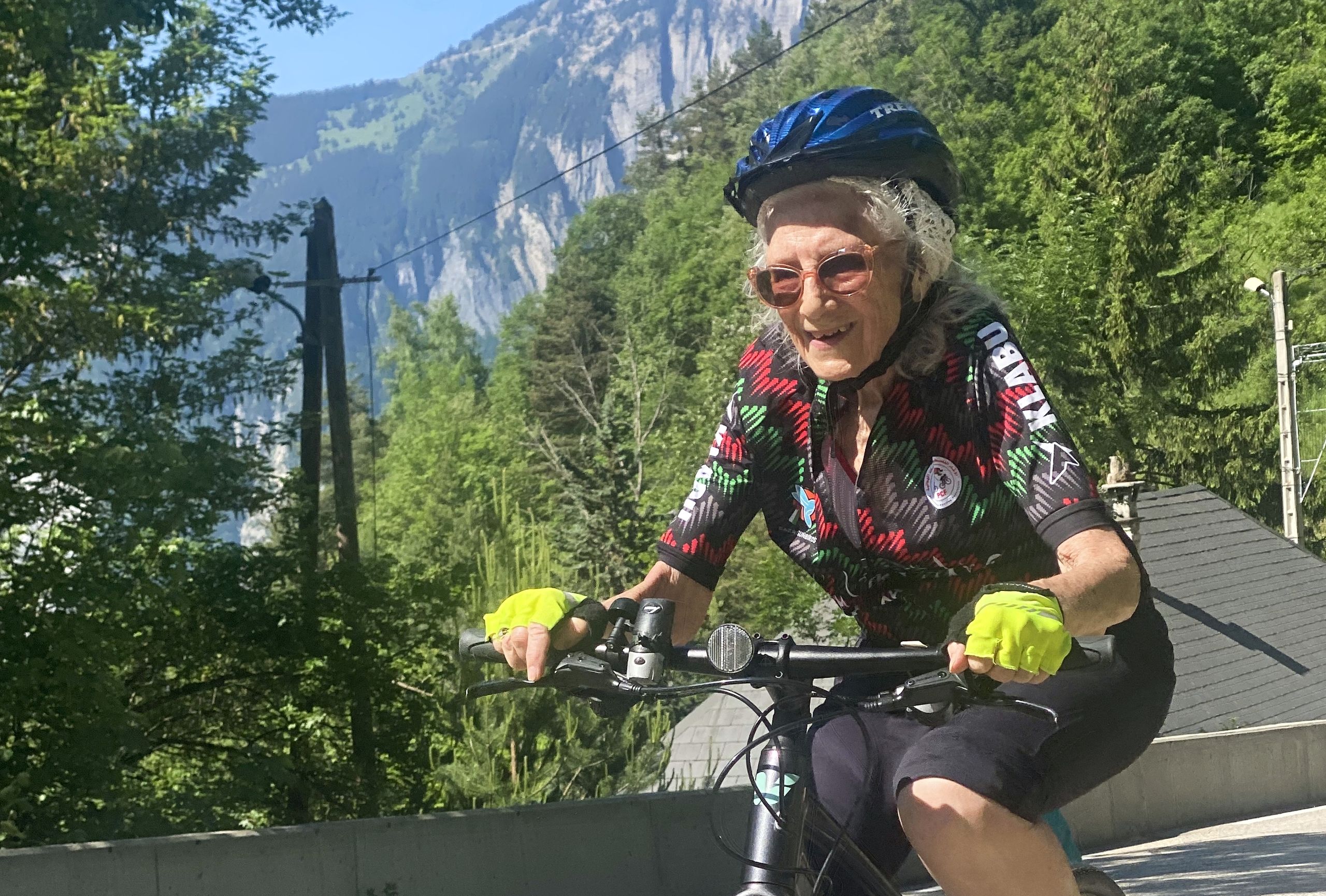 "أصدقائي يعتقدون أنني مجنون تمامًا" - رجل يبلغ من العمر 84 عامًا يتسلق جبال ألب دويز للأعمال الخيرية
