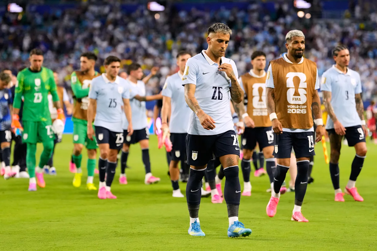الأوروغواي تعاني في أول مباراتين بينما يشاهد سواريز من المدرجات