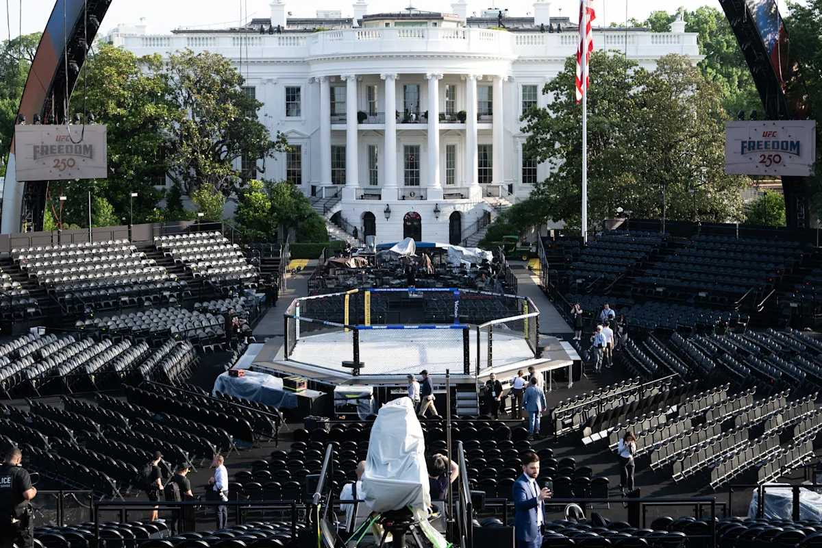 الخنادق والقوارب وقصر Playboy: مشاهد MMA البارزة التي سبقت حدث UFC في البيت الأبيض