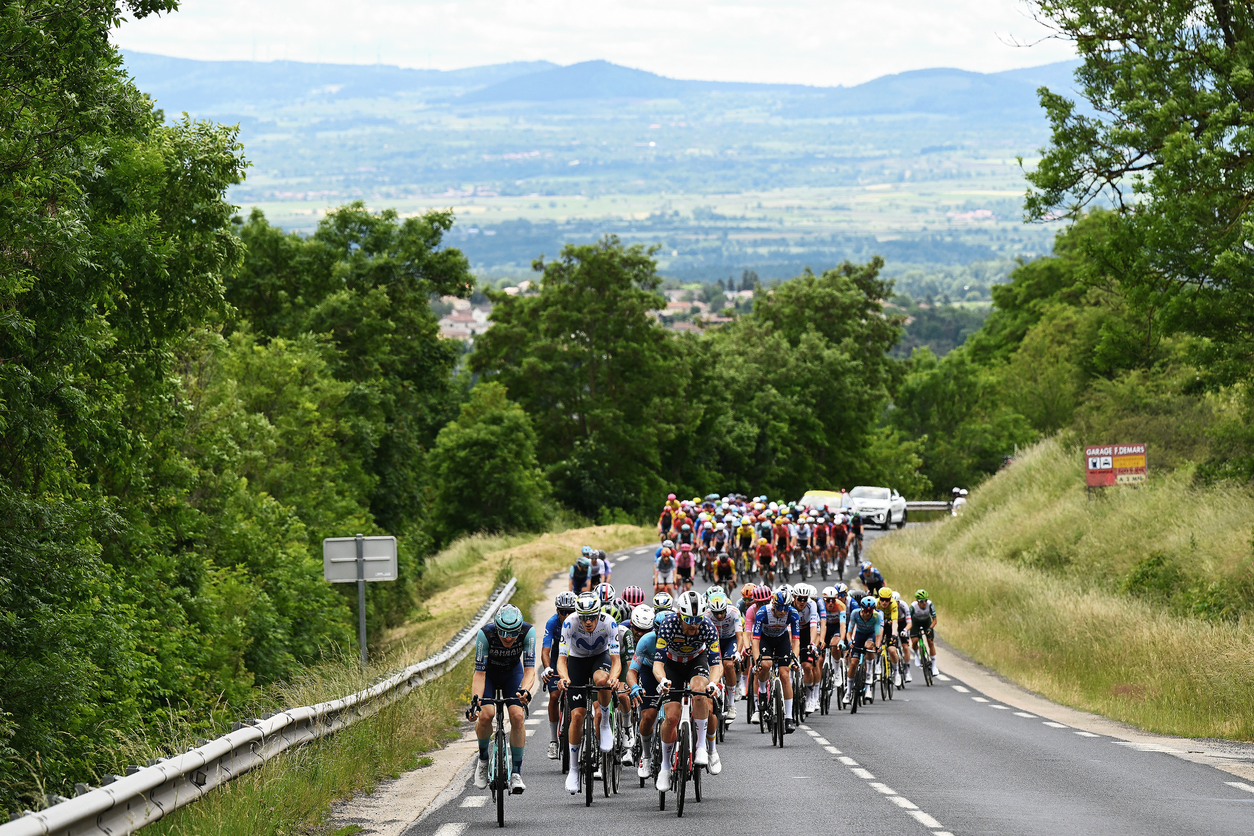 المرحلة 4 من جولة Auvergne-Rhône-Alpes مباشرة: يدخل الدراجون سلسلة من التسلق مع المزيد من المهاجمين الذين يحاولون تشكيل انفصال