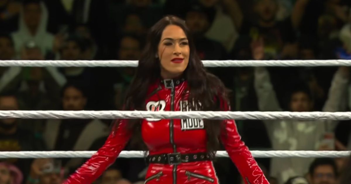 بري بيلا من WWE تكشف عن محنة التسمم الغذائي المرعبة أثناء عودتها إلى المنزل