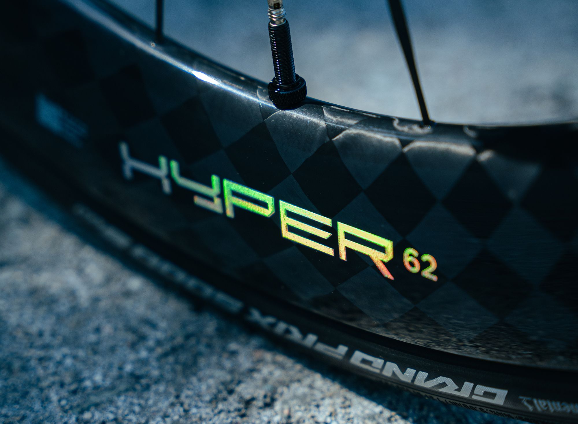 بعمق 62 ملم ووزن أقل من 1300 جرام، تطلق شركة Black Inc عجلات Hyper 62 بسعر 4,599 يورو