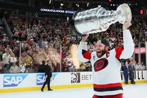 تستخدم الأعاصير الدفاع الخانق لإفراغ Golden Knights 3-0 في المباراة 6 والفوز بكأس ستانلي