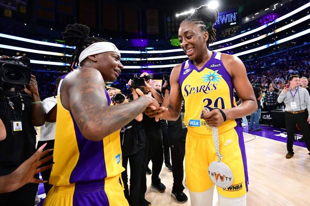 تصنيفات قوة WNBA: هل سيستفيد فريق لوس أنجلوس سباركس من الزخم بعد المباراة التاريخية؟