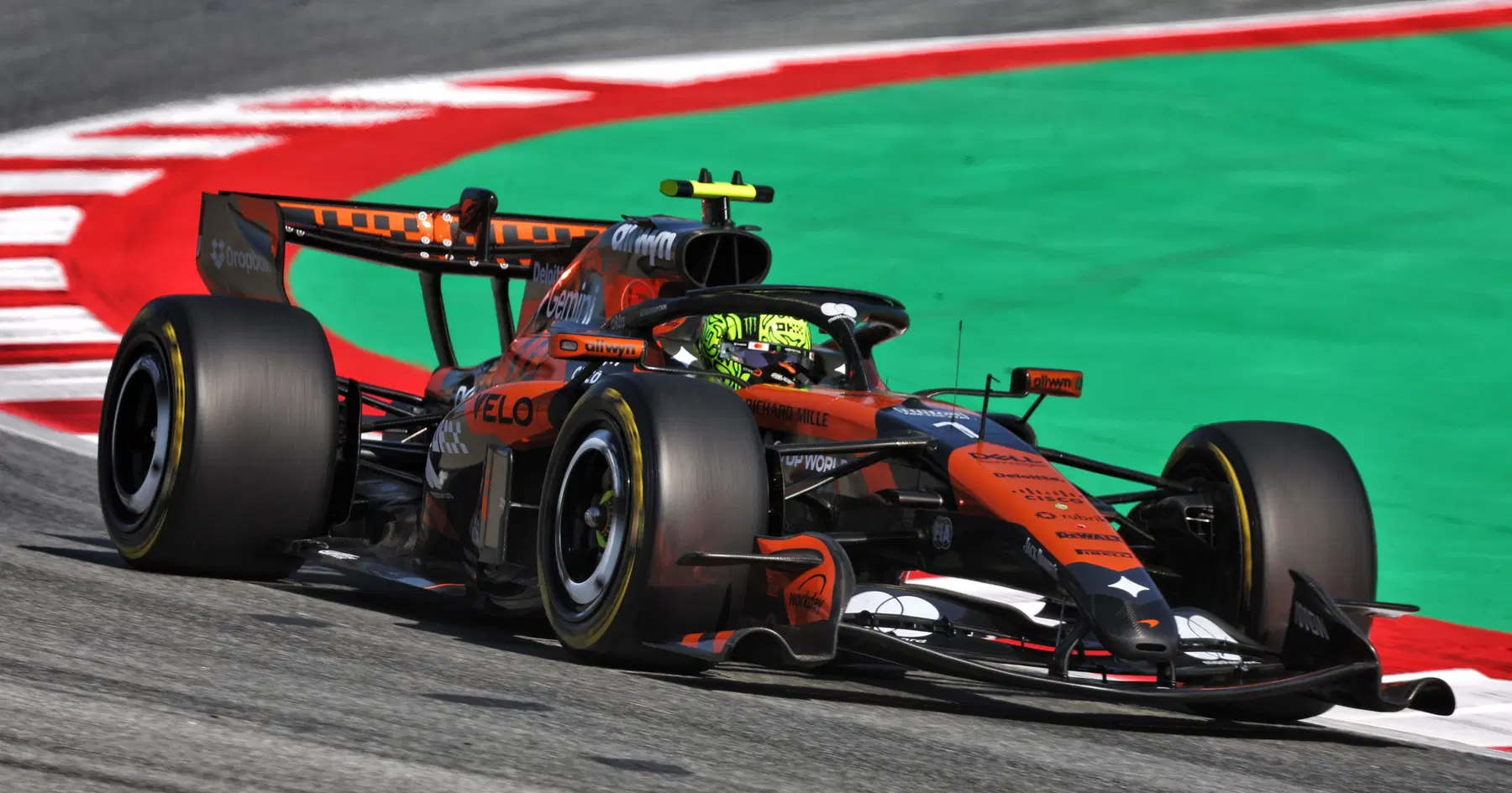 تعترف ماكلارين بأن علاقة مرسيدس أصبحت عيبًا في F1 2026