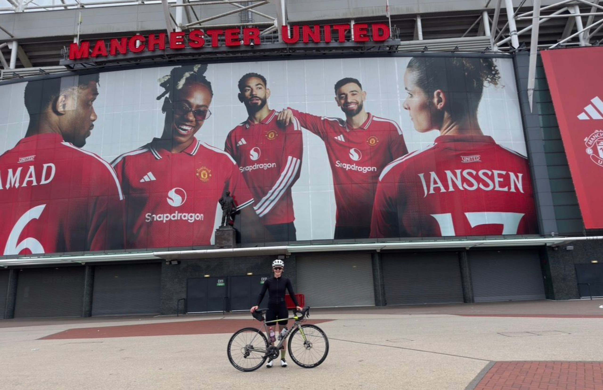 تعرف على المرأة التي تقود دراجة لمسافة 900 ميل بين جميع ملاعب الدوري الإنجليزي الممتاز وملاعب كرة القدم للسيدات في ذكرى والدها المهووس بكرة القدم