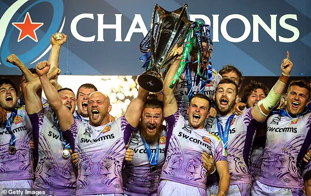 يحتفل فريق Exeter Chiefs بالفوز بكأس الأبطال لعام 2020 عند بوابة Ashton Gate الفارغة – وهي المرة الأخيرة التي فاز فيها فريق غير فرنسي بمسابقة النخبة الأوروبية للرجبي