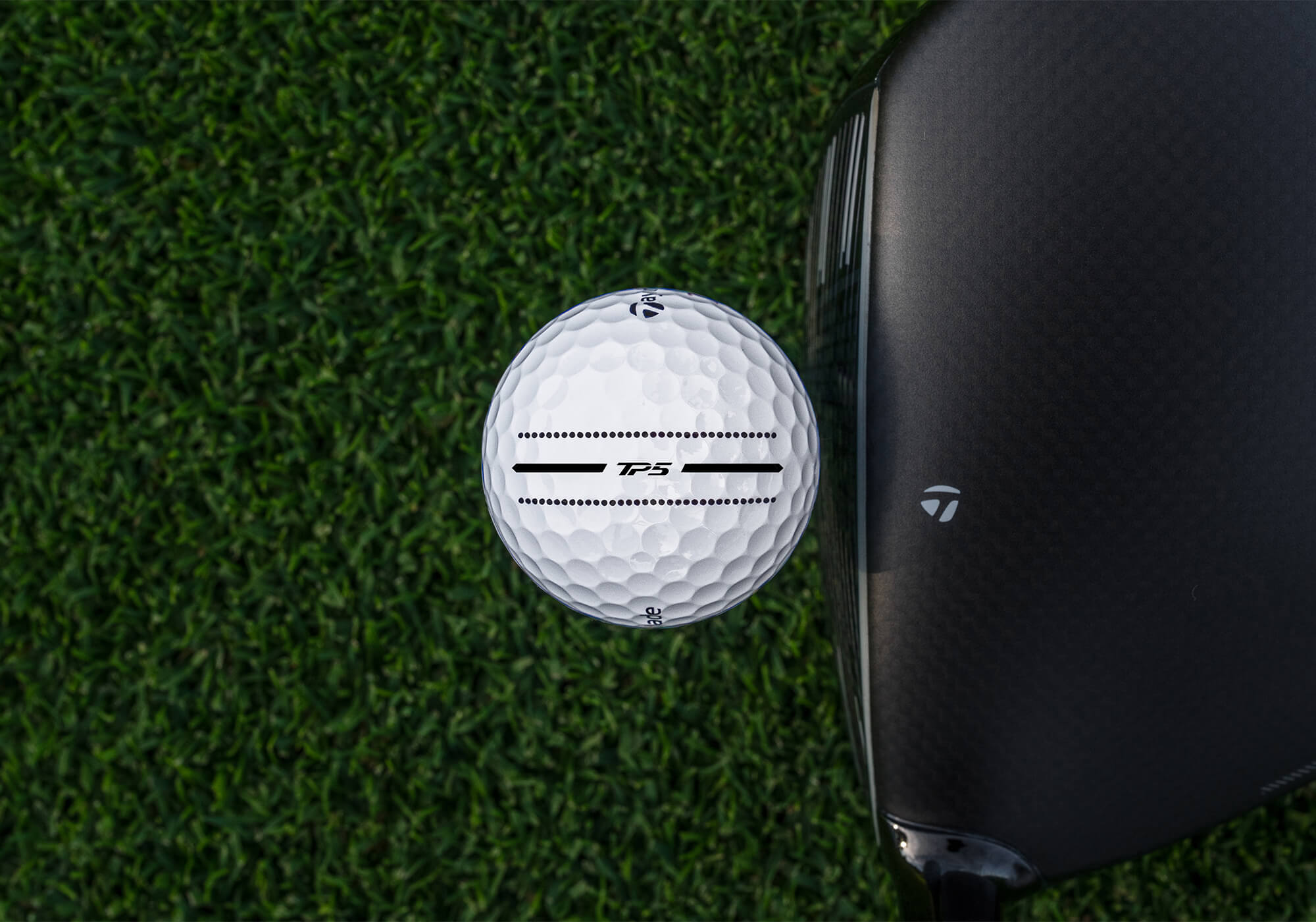 شريط أداء TaylorMade TP5 على وجه السائق.