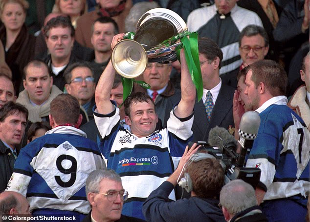جون كالارد يرفع كأس أوروبا مع فريق باث عام 1998.