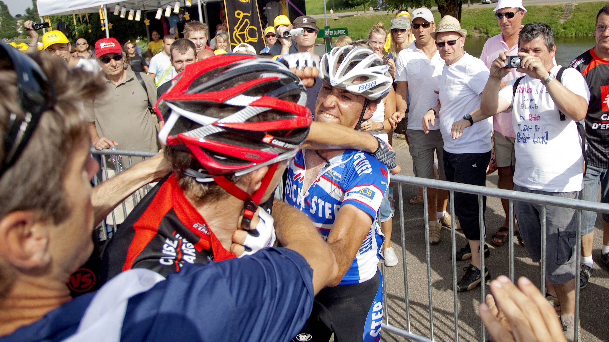 "لقد كان رد فعلي في حرارة اللحظة" - لقد رأينا سبع مرات ضربات رأس ولكمات في لعبة pro peloton