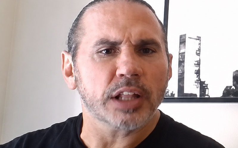 مات هاردي يحذر المصارعين من الثقة بكل صوت عال على وسائل التواصل الاجتماعي