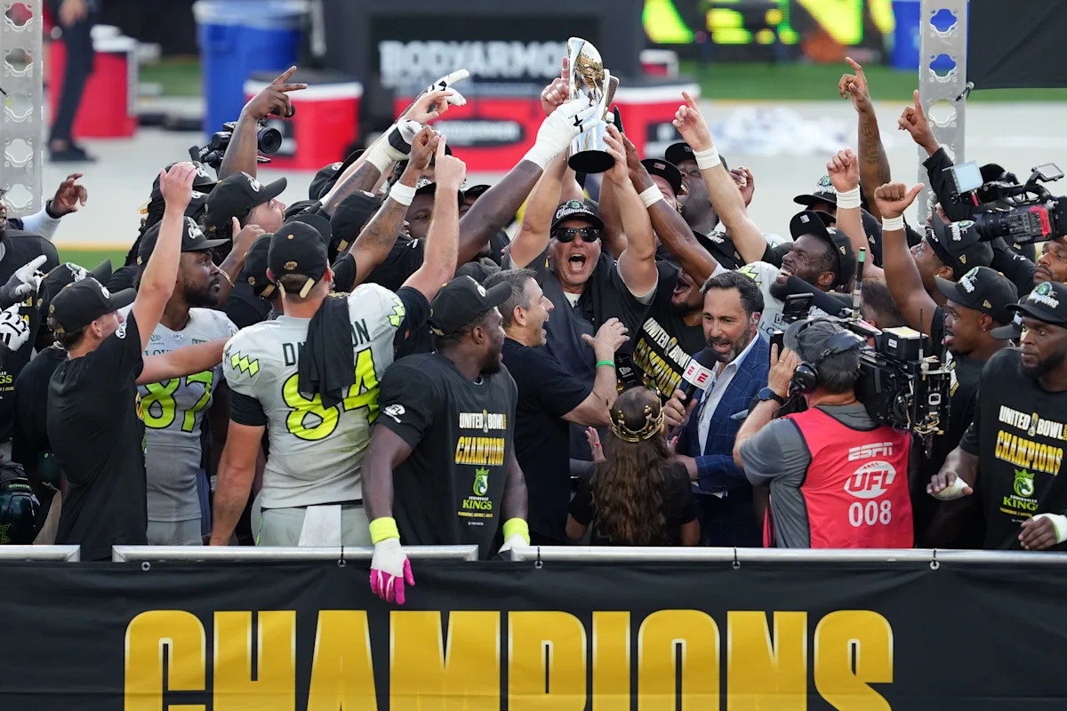 مشجعو Louisville Kings يحزمون حفلة لمشاهدة الفريق حيث يفوز الفريق بأول بطولة United Bowl