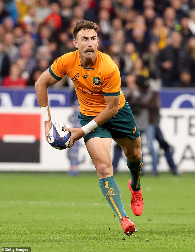 أمضى نجم فريق Wallabies السابق نيك وايت ما يقرب من شهر في المستشفى وهو يعاني من الإنتان الذي يهدد حياته بعد الجراحة