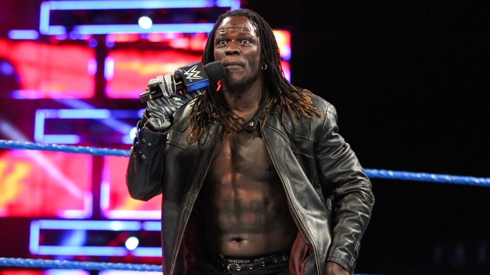 يشرح R-Truth من WWE كيف جعلته عائلة كروكيت يبدأ في مصارعة المحترفين